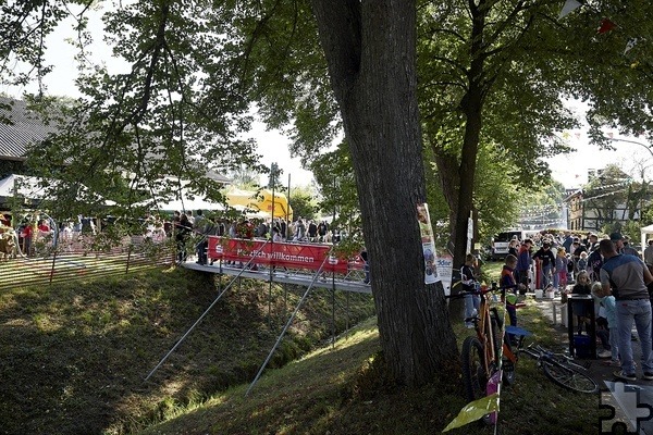 Eine Brücke über den Schoßbach verbindet die beiden Parallelstraßen im idyllischen Fachwerkdorf, auf denen seit den siebziger Jahren ein Traditionsvolksfest gefeiert wird. Willi Greuel und Ortsvorsteher Theo Schoddel haben es vor 45 Jahren erfunden, die „Lückerather Kinderkirmes“. Foto: Stephan Everling/pp/Agentur ProfiPress