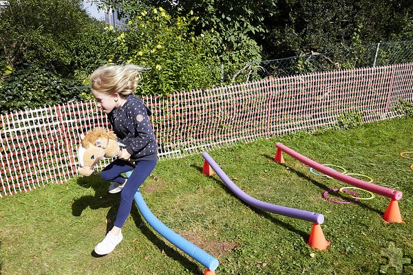 Im Galopp durch den Stecken-Pferdparcours: Die liebevoll aufgebaute Anlage war auch für die sechsjährige Frieda ein großer Spaß. Foto: Stephan Everling/pp/Agentur ProfiPress