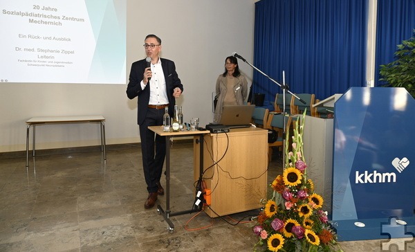 Anlässlich von 20 Jahren „Sozialpädiatrisches Zentrum Mechernich“ hat fand ein einleitender Vortrag von Dr: Stephanie Zippel (r.) im „St. Elisabeth-Saal“ des Krankenhauses Mechernich statt. Hier danke auch der Geschäftsführer Martin Milde (l.) für die „tolle Arbeit“. Foto: Henri Grüger/pp/Agentur ProfiPress