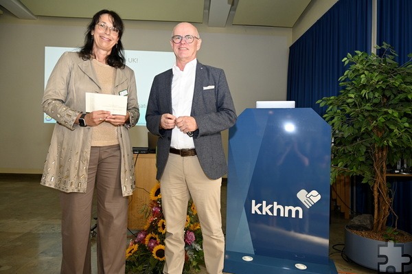 Stadtkämmerer Ralf Claßen übergab Dr. Stephanie Zippel ein Geschenk als Dank für ihren wertvollen Einsatz. Foto: Henri Grüger/pp/Agentur ProfiPress