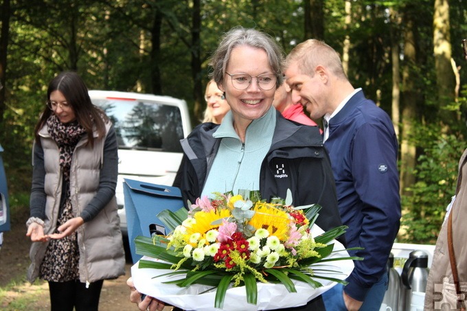 Dr. Ulrike Müssemeier bekam als „Mutter der Archäologietour“ einen Blumenstrauß überreicht. Bereits seit 17 Jahren gibt es die Tour, sie war schon an über 100 Punkten in der Eifel, davon auch viele im Mechernicher Stadtgebiet. Foto: Rike Piorr/pp/Agentur ProfiPress