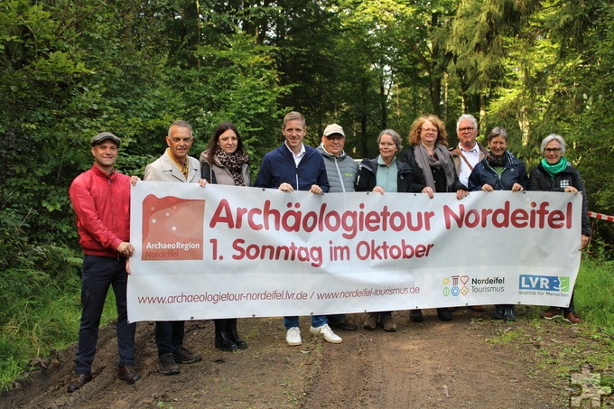 Die diesjährige Archäologietour Nordeifel finden am Sonntag, 6. Oktober, von 10 bis 18 Uhr statt und kann eigenständig, mit einer Bus-, Fahrrad- oder Wandertour erkundet werden. Stolz wurde sie unter anderen von Landrat Markus Ramers (4. v. l.), Dr. Ulrike Müssemeier (5. v. r.) und Dr. Petra Tutlies (2. v. r.) präsentiert. Foto: Rike Piorr/pp/Agentur ProfiPress