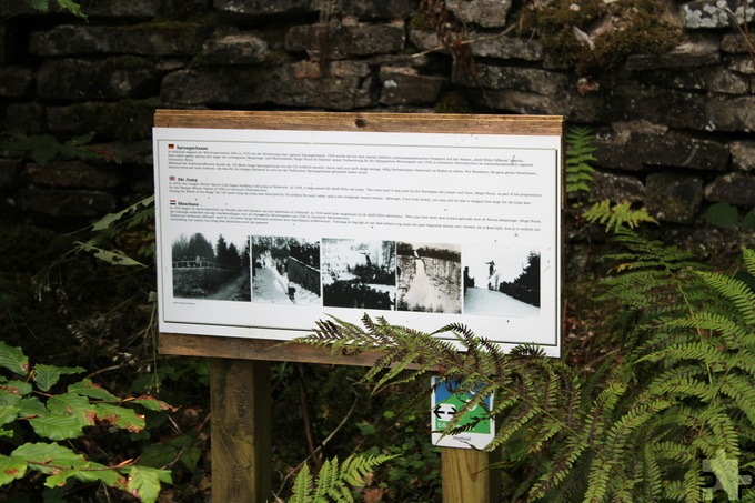 Nur eine Infotafel deutet an der Skisprungschanze auf die spannende Vergangenheit der Bruchsteinmauer hin. Solche Infotafeln werden die Besucher der Archäologietour gemeinsam mit Fachleuten aus Archäologie, Paläontologie und Geschichte an allen Stationen der Archäologietour erwarten. Foto: Rike Piorr/pp/Agentur ProfiPress