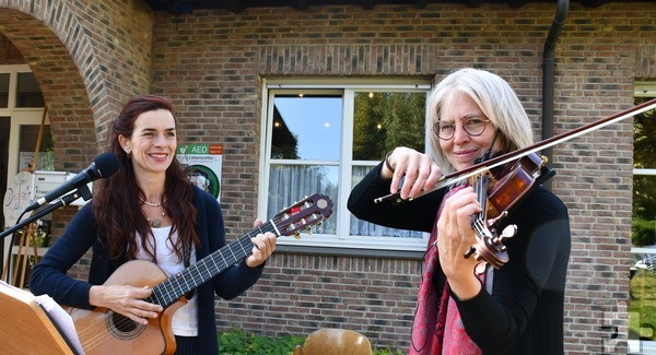 Sorgten für perfekte musikalische Umrahmung draußen und drinnen: Uta Horstmann und Dr. Nicole Besse aus dem „Atelier Dasein“ in de Turmhofstraße. Foto: Manfred Lang/pp/Agentur ProfiPress