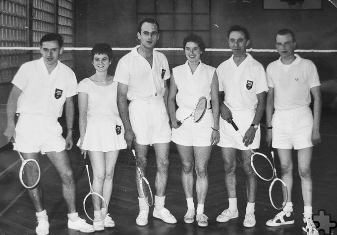 Bis heute gehört ein Mannschaftsbild des 1. BC Düren mit ihm (v.l.), Gerda Brüls, Charly Diemer, Luise und Elmar Gerhards sowie Peter Hoßdorf zu seinen liebsten Erinnerungsstücken: „Wir waren meines Wissens die erfolgreichste Dürener Mannschaft in der Vereinsgeschichte…“ Repro: Manfred Lang/pp/Agentur ProfiPress