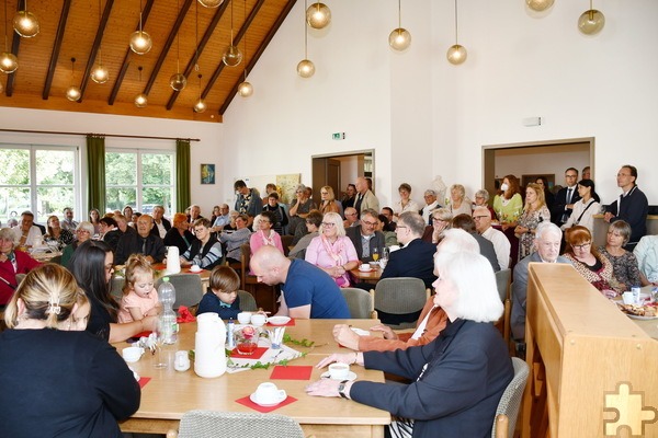 Beim anschließenden Festakt und gemütlichen Teil platzte das Dietrich-Bonhoeffer-Gemeindehaus auf dem Mechernicher Johannesberg fast aus allen Nähten. Foto: Manfred Lang/pp/Agentur ProfiPress