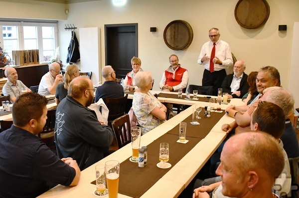 Rotkreuz-Kreisvorsitzender Karl Werner Zimmermann (stehend) war gekommen, um den Mechernicher Blutspendern zu danken und den Dank von NRW-Gesundheitsminister Karl-Josef Laumann auszurichten, den er am Vortag getroffen hatte. Foto: Manfred Lang/pp/Agentur ProfiPress