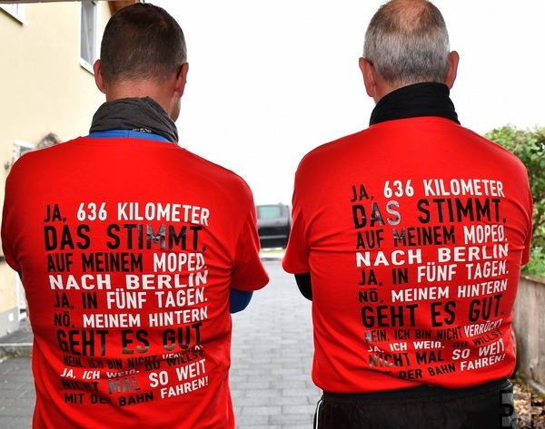 Botschaften an die Hinterherfahrenden haben sich Ingo Hochgürtel und Volker Zart auf die Rückenteile ihrer T-Shirts drucken lassen. Foto: Manfred Lang/pp/Agentur ProfiPress