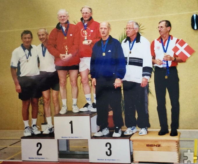 „Als Senioren müssen wir alles selber bezahlen, Reise, Unterkunft und Trainingsaufwand“, erzählt Badminton-Legende Dr. Michael Oversberg (2.v.r.), hier mit dänischen Mitspielern zusammen auf dem kurzerhand vergrößerten Bronzeplatz bei der EM in Radebeul. Repro: Manfred Lang/pp/Agentur ProfiPress