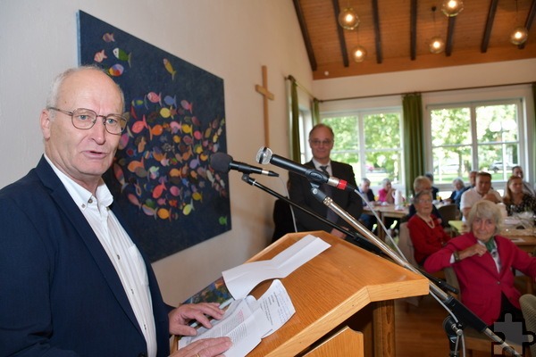 Mechernichs Bürgermeister Dr. Hans-Peter Schick hob vor allem Dr. Michael Stöhrs soziales und bürgerschaftliches Engagement für die Mechernicher „Tafel“, die gemeinnützige Mechernich-Stiftung und den Kreiskrankenhaus-Förderverein hervor. Foto: Manfred Lang/pp/Agentur ProfiPress