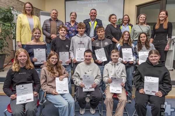 Den Buspaten gratulierten die Verkehrssicherheitsberater der Polizei, die Vize-Schulleiterinnen von GAT und Gesamtschule, die Projektleiterinnen sowie Schäfer-Reisen-Chef Christoph Lehner (hinten, 2.v.l.). Foto: Ronald Larmann/pp/Agentur ProfiPress 