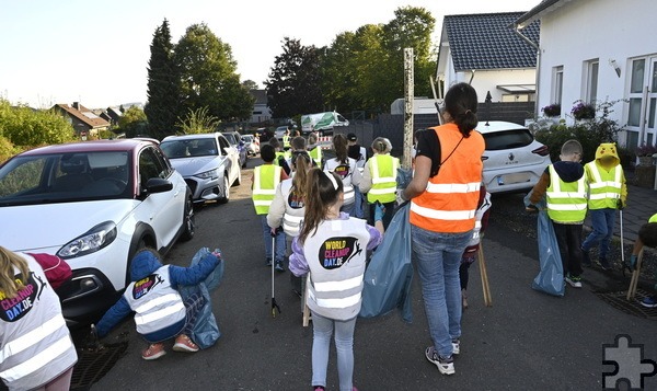 Kaffeebecher, Zigarettenstummel, Plastik, sogar Holzbretter und eine Eisenstange waren das Ergebnis von einer Müllsammelaktion der Grundschule Kommern im Rahmen des „World Clean Up Day“. Foto: Henri Grüger/pp/Agentur ProfiPress