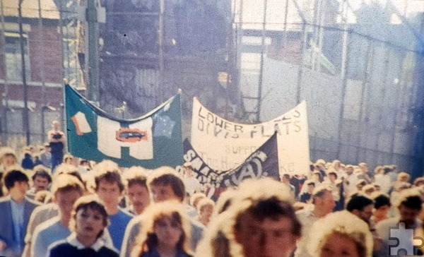 Demo auf der Falls Road, der Hauptstraße eines überwiegend von katholischen, republikanisch eingestellten Iren bewohnten Wohnviertels westlich des Zentrums der nordirischen Hauptstadt Belfast. In ihrer Nachbarschaft befindet sich das stark protestantisch-unionistisch geprägte Shankill-Viertel um die Shankill Road, von dem das Falls-Viertel durch Zäune, sogenannte „Peace Lines“ zur Trennung der Konfliktparteien abgegrenzt war. Repro: Bert Bous/DRK/pp/Agentur ProfiPress