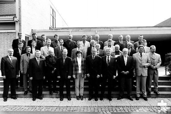 Bürgermeister Dr. Hans-Peter Schicks erster Stadtrat nach der konstituierenden Sitzung im Herbst 1999, hinten links Erster Beigeordneter Christian Baans (SPD), mit dem Schick lange Jahre ein „Dreamteam“ bildete. Archivfoto: Manfred Lang/pp/Agentur ProfiPress