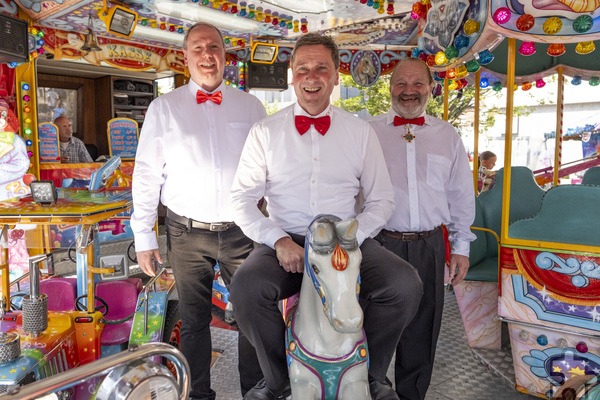 Bald geht es im Mechernich Karneval wieder rund: Prinz Joachim I. (Vossel, M.), Bauer Werner (Echtner, r.) und Jungfrau Johanna (Johann Klöckner) wollen als Dreigestirn die Jecken am Bleiberg regieren. Foto: Ronald Larmann/pp/Agentur ProfiPress