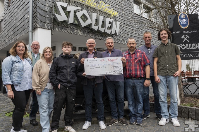 Spendenwillige Tipprunde: Nach einem guten Händchen während der Fußball-EM konnten in Kommern jetzt 610 Euro an Ralf Claßen, den Vorsitzenden der Mechernich-Stiftung übergeben werden. Foto: Ronald Larmann/pp/Agentur ProfiPress