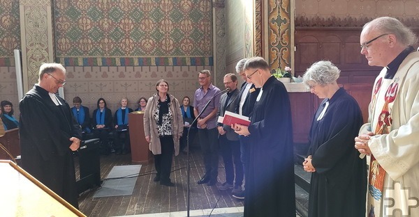 Presbyter unter sich: So genannte Voten – Bibelworte als gute Wünsche – gaben Pfarrer Erik Pühringer (v.r.), Pfarrerin Susanne Salentin und Synodalassessor Pfarrer Martin Obrikat Michael Stöhr mit auf den Weg. Foto: Manfred Lang/pp/Agentur ProfiPress