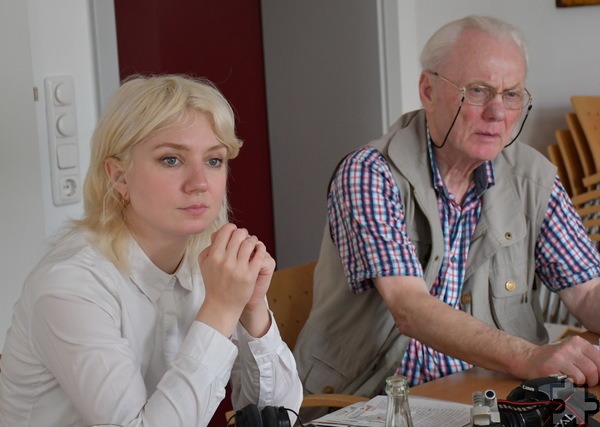 Viele damalige Ferienkinder sagten der jungen Sozialwissenschaftlerin Marlen Jacobshagen, hier mit Bruno Gorbelny: „Ohne Ferien im friedlichen Deutschland, in Mechernich, Euskirchen und in der Eifel, wäre unser Leben völlig anders verlaufen.“ In den hiesigen Gastfamilien lernten sie nicht nur eine entspannte Begegnung mit Protestanten kennen, sondern auch friedliche Polzisten auf den Straßen, vor denen sie keine Angst zu haben brauchten und fliehen mussten. Foto: Manfred Lang/pp/Agentur ProfiPress