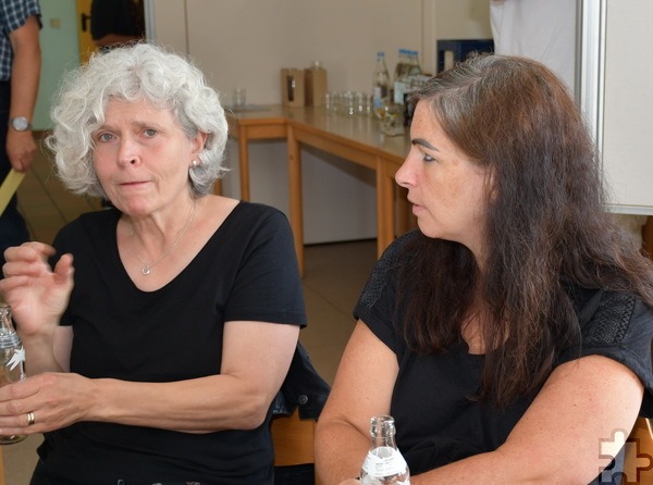 Agnes Peters (l.) vom Familienmesskreis und Claudia Simon vom Arbeitskreis „Hüttenzauber“ Mechernich. Foto: Manfred Lang/pp/Agentur ProfiPress