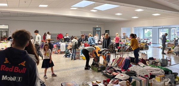 Der alljährliche Flohmarkt war mit 25 Ständen so voll wie noch nie, musste aber kurzfristig aufgrund des Wetters in die Aula der Sankt Barbara Schule umziehen. Foto: privat/pp/Agentur ProfiPress