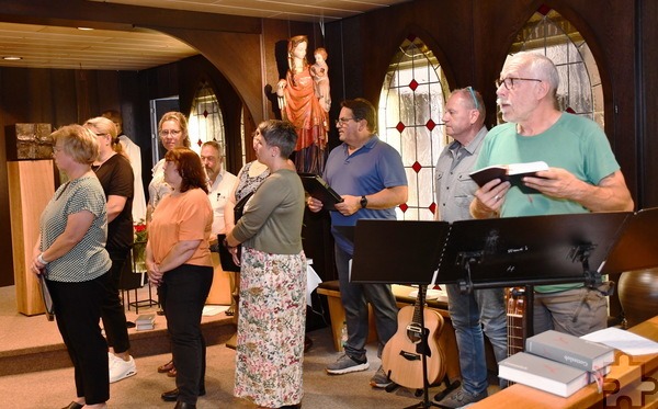 Mit schwungvollen, aber auch nachdenklich stimmenden Liedern bereicherte der Chor „Fortsetzung folgt“ aus Rupperath unter Leitung von Frank Burbach die Feierlichkeiten am 47. Jahrestag der ersten Gründung von Mutter Marie Therese. Foto: Sabine Roggendorf/pp/Agentur ProfiPress