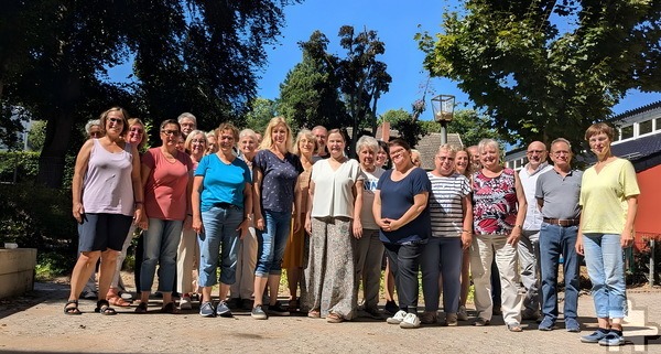 Am 3. Oktober veranstaltet der Chorverbund aus den Kirchenchören Kommern und Satzvey, dem Liederkranz Antweiler und weiteren Sängerinnen und Sängern einen „Evensong“ in der Pfarrkirche St. Severinus in Kommern. Die Leitung hat Seelsorgebereichsmusikerin Elisabeth Beyer (r.). Foto: Privat/pp/Agentur ProfiPress