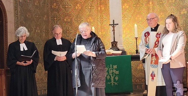 Schwester Lidwina vom Ordo Communionis in Christo trägt am Mikrophon eine Fürbitte für den scheidenden evangelischen Pfarrer Dr. Michael Stöhr (l.) vor, rechts der katholische Pfarrer und GdG-Leiter Erik Pühringer, links außen Pfarrerin Susanne Salentin. Foto: Manfred Lang/pp/Agentur ProfiPress