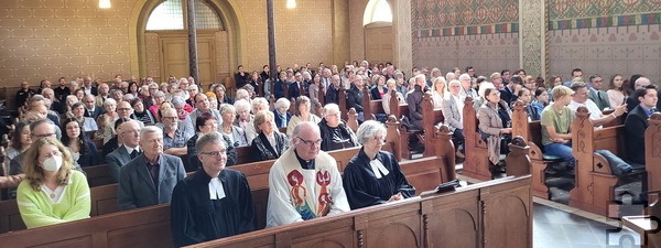 Geschätzte 200 Gläubige erlebten die offizielle Entpflichtung nach fast 35 Amtsjahren in der evangelischen Kirche in Roggendorf. Foto: Manfred Lang/pp/Agentur ProfiPress