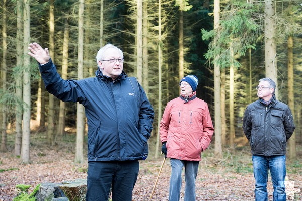 Kirchenvorstand Helmut Müller mit Interessenten bei einer früheren Begehung des Nöthener Gotteswaldes. Archivfoto: pp/Agentur ProfiPress