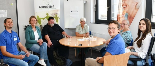 Stellten den „Tag der Möglichkeiten“ in der psychologischen Tagesklinik Marienhospital in Mechernich der Öffentlichkeit vor (v.r.): Franziska Heun (Geno Eifel), Peer-Beraterin Hildegard Kallabis vom Sozialpsychiatrischen Zentrum, Sozialpädagogin Stefanie Drießen (Tagesklinik), Birgit Sina, (Psychosoziale Arbeitsgemeinschaft des Kreises), Sozialanbieter Klaus Berg, Nicole Giefer (Geno Eifel) und Tagesklinik-Teamleiter Björn Schlüter (Mechernich). Foto: Manfred Lang/pp/Agentur ProfiPress