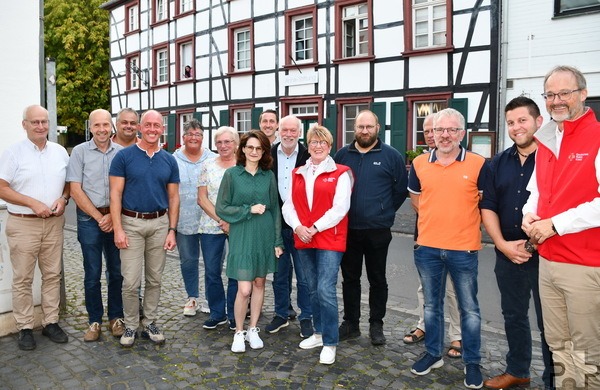 Ein Drittel der insgesamt 36 ausgezeichneten verdienten Mechernicher Blutspender und die Offiziellen stellten sich zum Erinnerungsfoto im historischen Ortskern von Kommern auf. Ganz links Bürgermeister Dr. Hans-Peter Schick, der seit 25 Jahren im Amt ist und seither kaum eine Blutspenderehrung des Roten Kreuzes versäumt hat. Foto: Manfred Lang/pp/Agentur ProfiPress