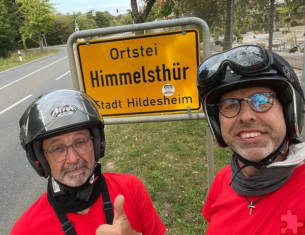 Der Hildesheimer Stadtteil Himmelsthür ist weltbekannt, weil dort zeitweise das Christkind residiert: Volker Zart (r.) und Ingo Hochgürtel machten am Ortsschild zur Erinnerung ein „Selfie“. Foto: Volker Zart/pp/Agentur ProfiPress