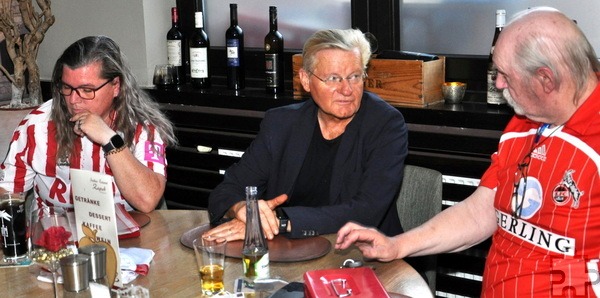 Clubvorsitzender Günter Henk (r.) ist schon lange mit Trippel befreundet. Hier links: die Vize-Vorsitzende Sandra Igel. Foto: Reiner Züll/pp/Agentur ProfiPress