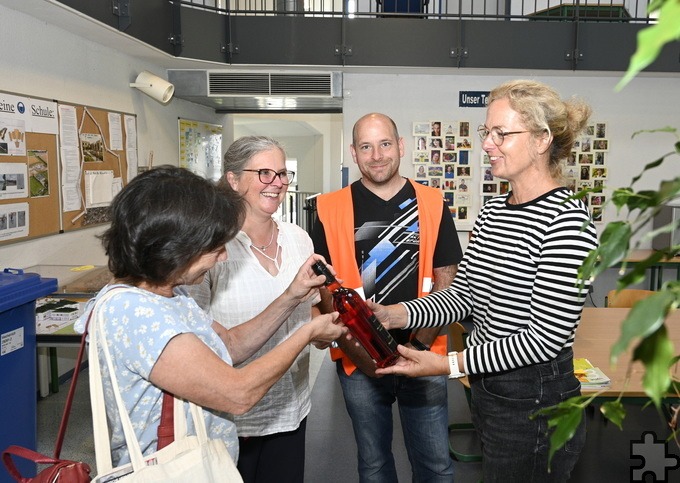 Gabriele Schumacher (l.) war zum einen in Vertretung für Niocole Habrich von der NeT vor Ort, übergab zum anderen aber auch eine Flasche Wein von der Mechernicher Stadtverwaltung an die Autorin Kerstin Rottland. Foto: Henri Grüger/pp/Agentur ProfiPress