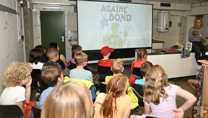 „Agathe Bond – Noch viel krasser auf dem Wasser“ ist der zweite Teil der Reihe rund um die 197-jährige Geheimagentin. Foto: Henri Grüger/pp/Agentur ProfiPress