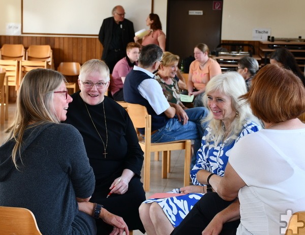 Die Vertreter von 30 „Orten von Kirchen“ bestimmten ihre Position und ihrer Erwartungen an den neuen „Pastoralen Raum“ in Kleingruppen, hier im Vordergrund mit Anja Lehmann (v.l. Kleine Offene Tür), Schwester Lidwina (Ordo Communionis in Christo und Sozialwerk mit Hospiz und Langzeitpflege) und Heidi Zander (Caritas-Lebenswelten, Kindergarten Mechernich). Foto: Manfred Lang/pp/Agentur ProfiPress