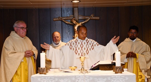 Mit dem Generalsuperior Jaison Thazhathil (m.) konzelebrierten Communio-Spiritual Pater Rudolf Ammann ISch (l.) und Pfarrer Dr. Joseph Chelamparambath (r.), der Seelsorger der indischen syro-malankarischen katholischen Gemeinde Bonn, dahinter der assistierende Diakon Manfred Lang. Foto: Sabine Roggendorf/pp/Agentur ProfiPress