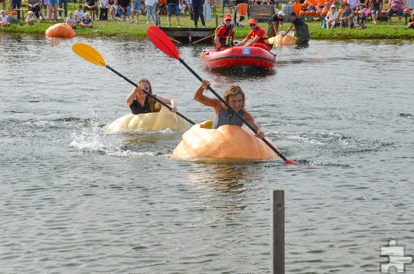 Vorfreude auf die Kürbis-Regatta: Am Sonntag, 15. September, werden wieder mutige Kanuten versuchen, möglichst schnell den See des Krewelshofs Eifel zu durchqueren. Foto: Henri Grüger/pp/Agentur ProfiPress