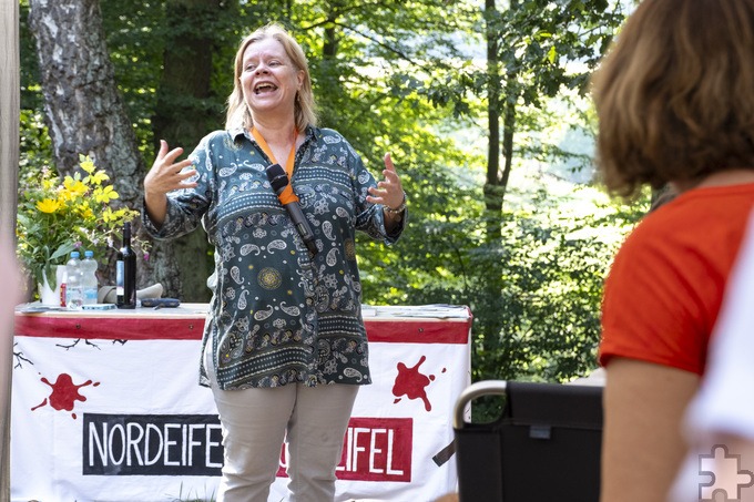 Gestenreich stimmte Autorin Isabella Achan die Zuhörer an den Katzensteine in ihre Lesung ein. Im Rahmen des Krimi-Festivals „Nordeifel Mordeifel“ las sie aus ihrem Buch „Und täglich grüßt die MörderMitzi“. Foto: Ronald Larmann/pp/Agentur ProfiPress