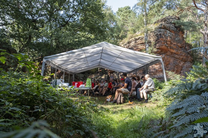 Die Katzensteine als beeindruckende Kulisse für eine Krimi-Lesung: Die Besucherinnen und Besucher konnten nach einer anderthalbstündigen Wanderung in einem Pavillon Platz nehmen, um der Autorin zu lauschen. Foto: Ronald Larmann/pp/Agentur ProfiPress