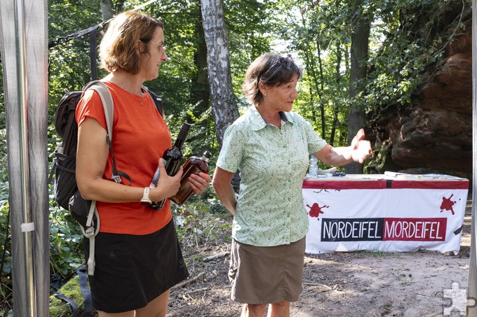 Die Mechernicher Touristikerin Gabi Schumacher (r.) und ihre Teamleiterin Kerstin Lehner begrüßten die Gäste und bedankten sich bei Wanderführer Horst Müller und Autorin Isabella Achan. Foto: Ronald Larmann/pp/Agentur ProfiPress