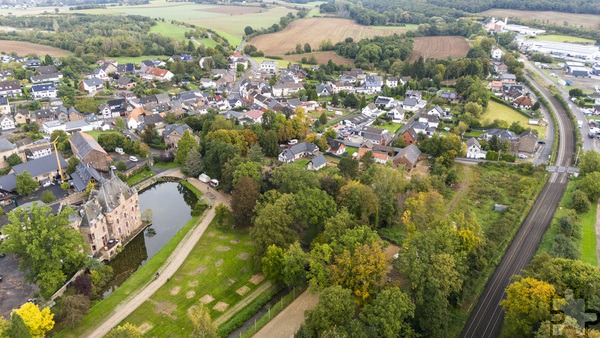 Die Ausweisung von Satzvey als weiterer Siedlungsbereich, hier mit Burg (l.) und Schienenanbindung (r.), war im Rat umstritten. Letztlich wurde sie gemeinsam mit dem Siedlungsbereich in Strempt beschlossen. Foto: Ronald Larmann/pp/Agentur ProfiPress