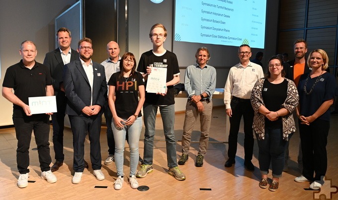 Vertreter verschiedener im MINT-Bereich tätiger Unternehmen und Organisationen übergaben dem Mechernicher Gymnasium Am Turmhof in Paderborn feierlich die Auszeichnung „MINT-freundliche Schule“. Entgegen nahm sie Christoph Schürmann (m.). Foto: HNF/Sergej Magel/pp/Agentur ProfiPress