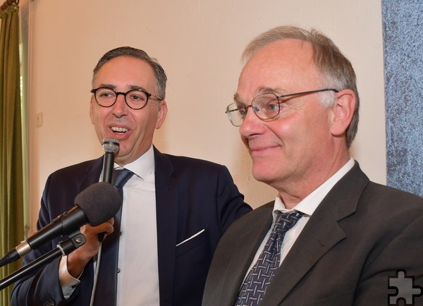 Martin Milde, der Geschäftsführer des Gesundheitsverbundes Kreiskrankenhaus Mechernich GmbH (l.), dankte Dr. Michael Stöhr für alles, was er für das Kreiskrankenhaus Mechernich getan habe. Foto: Manfred Lang/pp/Agentur ProfiPress