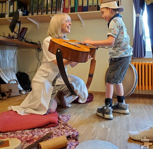 Bei der Musiktherapie unterstützt beispielsweise Dr. Nicole Besse vom Mechernicher „Atelier DaSein“. Foto: Henri Grüger/pp/Agentur ProfiPress