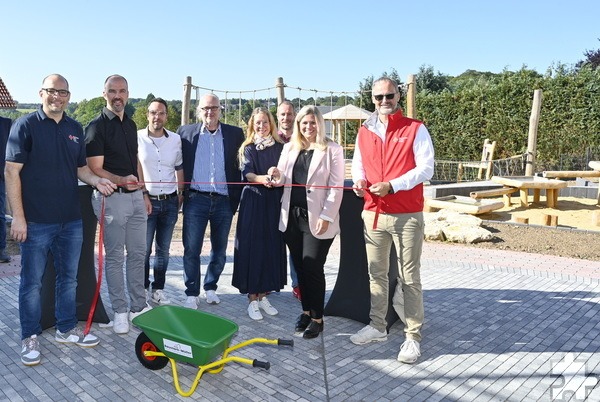 Schnitten das symbolische Band gemeinsam durch: (v. l.) Ralf Krutwig, Bereichsleiter für Kindertagesstätten im DRK-Kreisverband, Guido Waters, Fachbereichsleiter für Gebäudemanagement in Blankenheim, Nico Schlich, Planer und Bauleiter des Projektes, Christoph Trimborn, Planer für technische Gebäudeausrüstung, Einrichtungsleiterin Agnes Trapp, Bauherrenvertreter Christian Esser, Jennifer Meuren, Bürgermeisterin von Blankenheim und Rolf Klöcker, Geschäftsführer des DRK-Kreisverbandes Euskirchen. Foto: Henri Grüger/pp/Agentur ProfiPress