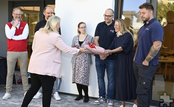 Bürgermeisterin Meuren hatte Geschenke von der Gemeindeverwaltung dabei. Eins war für die Kids, welches Agnes Trapp gerne entgegennahm. Foto: Henri Grüger/pp/Agentur ProfiPress