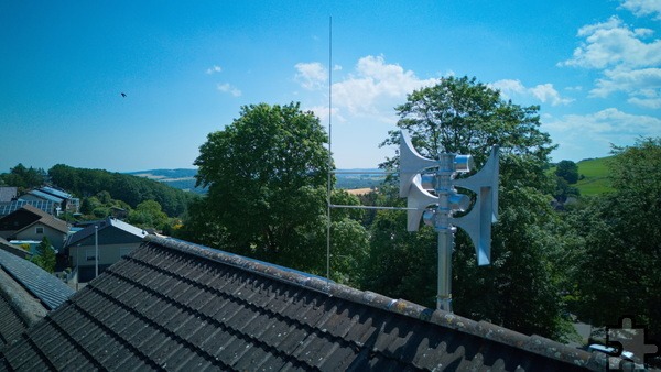 Auf dem Lorbacher Dorfgemeinschaftshaus wurde eine der ersten neuen Sirenen installiert. Inzwischen sind knapp 70 Prozent der Anlagen im Stadtgebiet einsatzbereit, so dass Mechernich beim bundesweiten Warntag am Donnerstag, 12. September, mit warnt. Foto: Henri Grüger/pp/Agentur ProfiPress