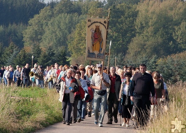 Fußwallfahrt aus Steckenborn mit dem aus Kallmuth stammenden Pfarrer Michael Stoffels auf dem Weg nach Barweiler zur Muttergottes mit der Lilie, Königin des Friedens. Am 7. September zieht die Prozession aus Nöthen an den Nürburgring. Symbolbild: pp/Archiv ProfiPress