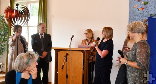 Pfarrerin Susanne Salentin (v.r.), Cornelia Carl und Andrea Söhngen überreichten Dr. Michael Stöhr und seiner Frau Sigrid für das Presbyterium  eine Windfahne für den Garten. Foto: Manfred Lang/pp/Agentur ProfiPress